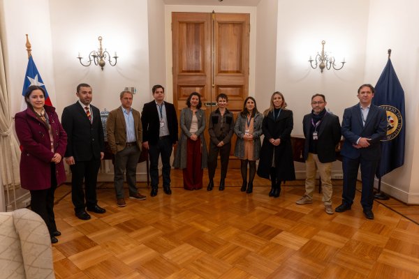 Los ocho integrantes de la Comisión Experta en Tecnologías Cuánticas, junto con las ministras de Interior y Ciencia.