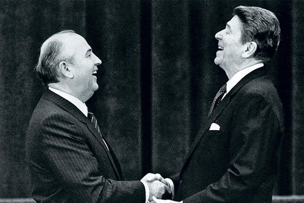 Mijail Gorbachov junto a Ronald Reagan. Foto: Reuters