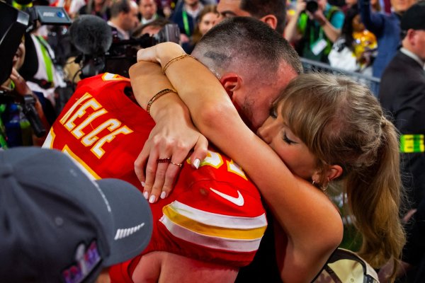 Travis Kelce, de los Kansas City Chiefs, celebra con su novia Taylor Swift tras derrotar a los San Francisco 49ers en el Super Bowl. Foto: Reuters