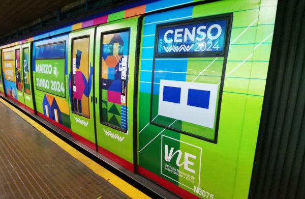 El INE y Metro de Santiago pusieron en marcha un tren de la Línea 1 con la identidad gráfica y la invitación “Abramos la puerta al Censo”, para todos quienes usan diariamente este transporte.