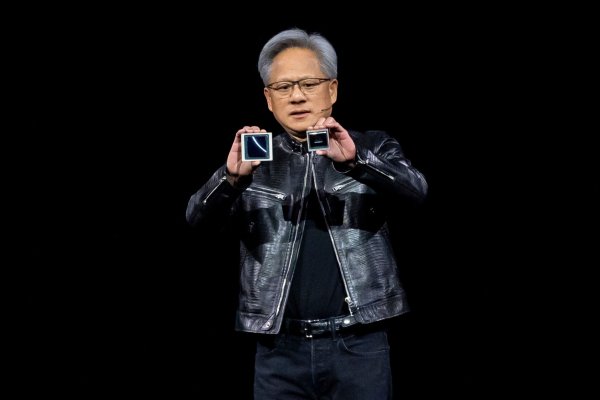 El cofundador y CEO de Nvidia, Jensen Huang, revelando el nuevo GPU Blackwell. (Foto: Bloomberg)