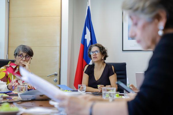 Maisa Rojas, ministra del Medio Ambiente (al centro).