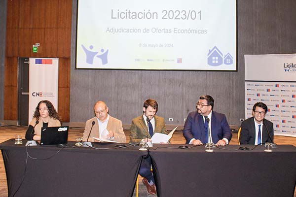 Diego Pardow, ministro de Energía (al centro), participó en el acto de adjudicación de la licitación.
